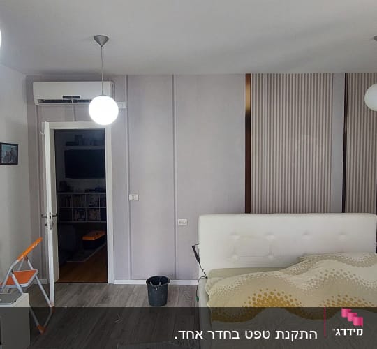 קיר עם טפט פסים דקורטיבי בחדר שינה